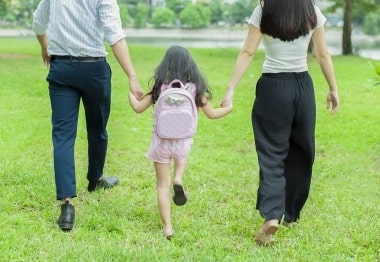 手を繋いで公園を散歩する家族