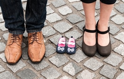 男性と女性と子供の靴