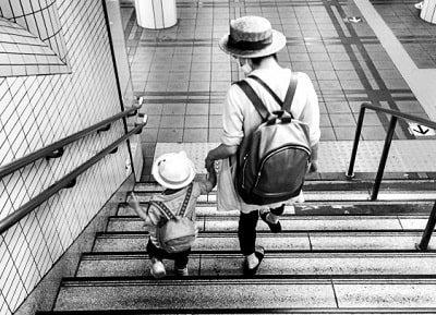 子供と一緒に歩くシングルマザー