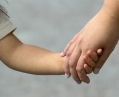 子供の手を取るシングルマザー